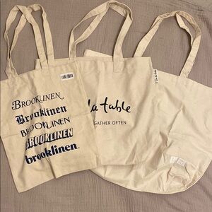Beige Canvas Tote Bags Set uniqlo Brooklinen Sur la table . New